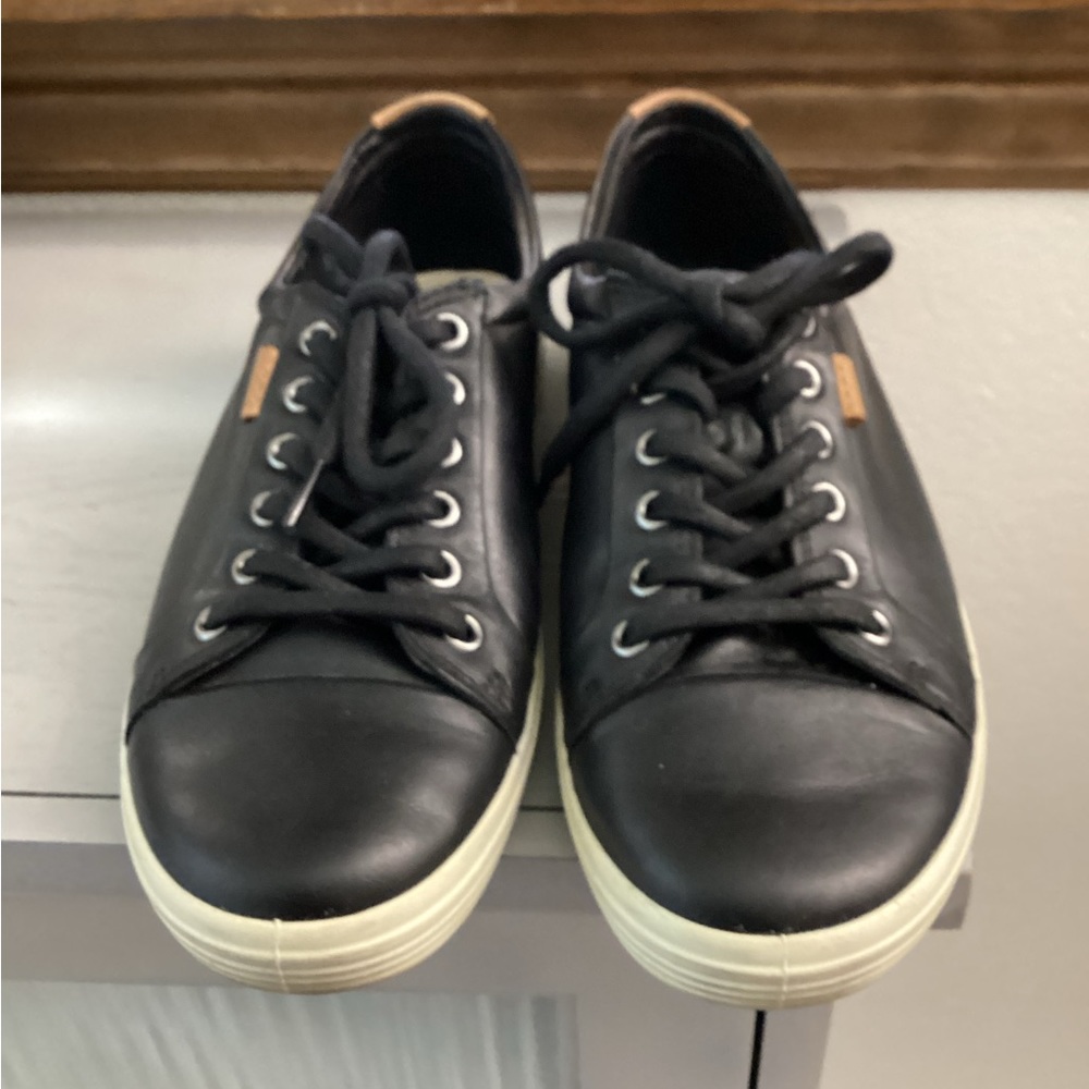 Ecco lace up